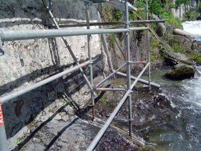 Montage d’échafaudage avec vérins immergés dans le gave, à Cauterets