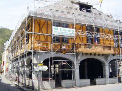 Montage d’échafaudage pour la mairie d’Arreau